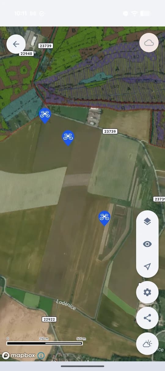 Body z dronu v mape revíru — každá snímka má svoje miesto.