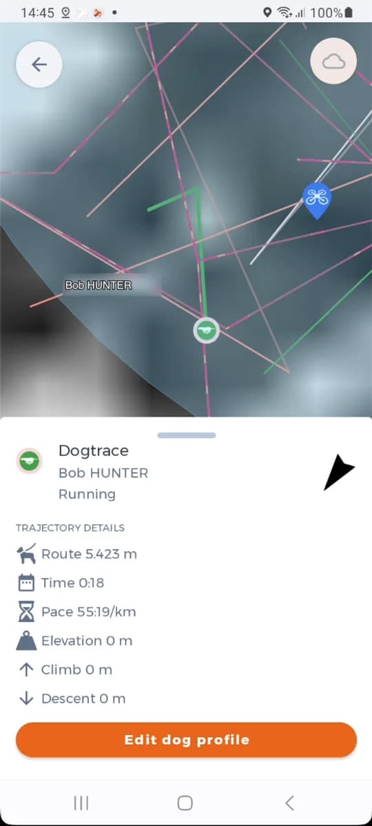 Karta psa so stavom a podrobnosťami o trajektórii.