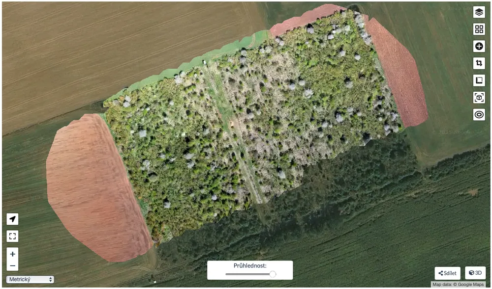 Ortofotomapa z dronu položená cez satelitnú mapu