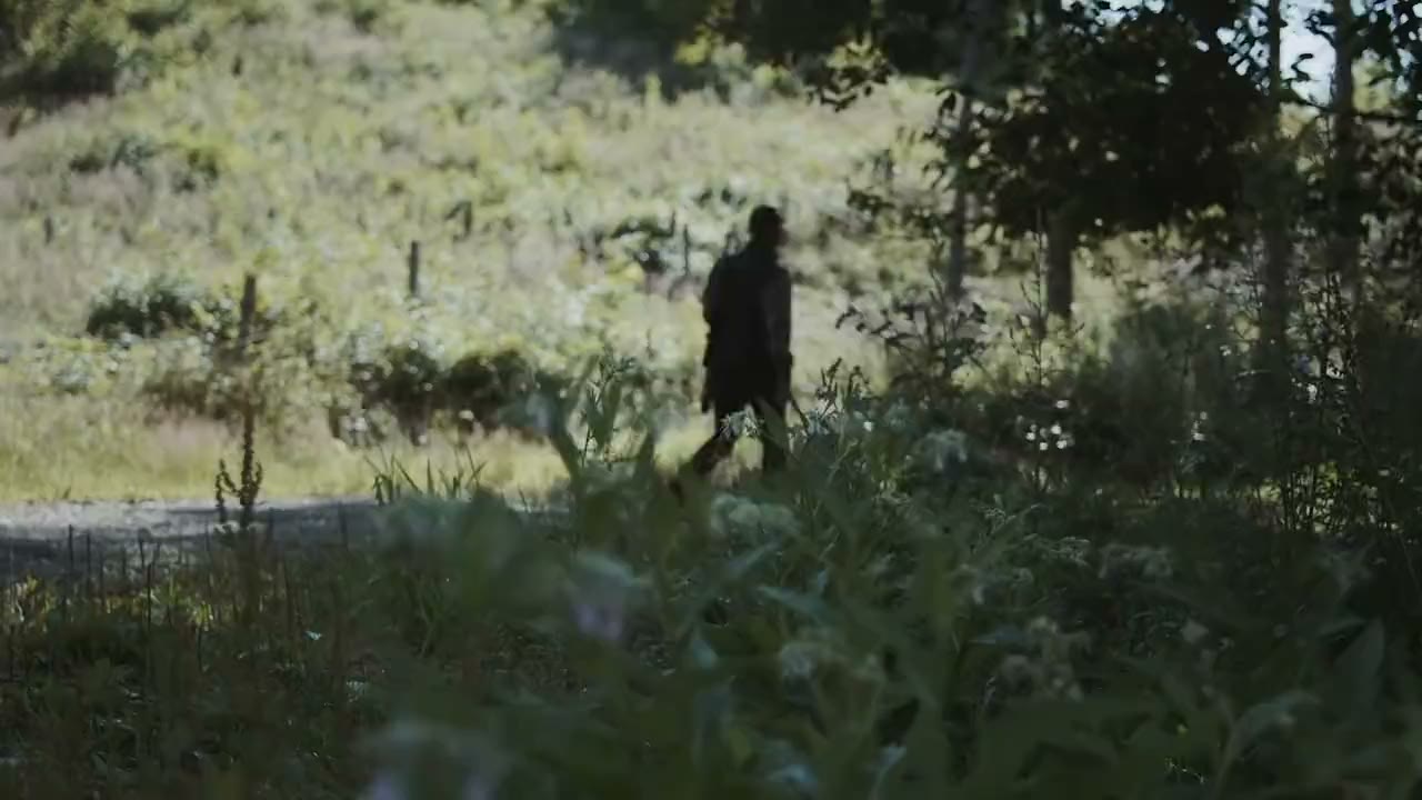 Poľovník s poľovným psom na lesnej ceste v rannom svetle – úvodné video aplikácie HUNTERRA Poľovník s poľovným psom na lesnej ceste v rannom svetle – úvodné video aplikácie HUNTERRA